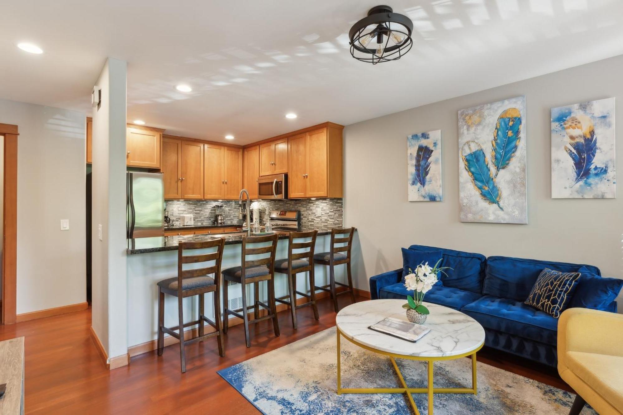 Charming 2br Townhouse Near Apartment Seattle