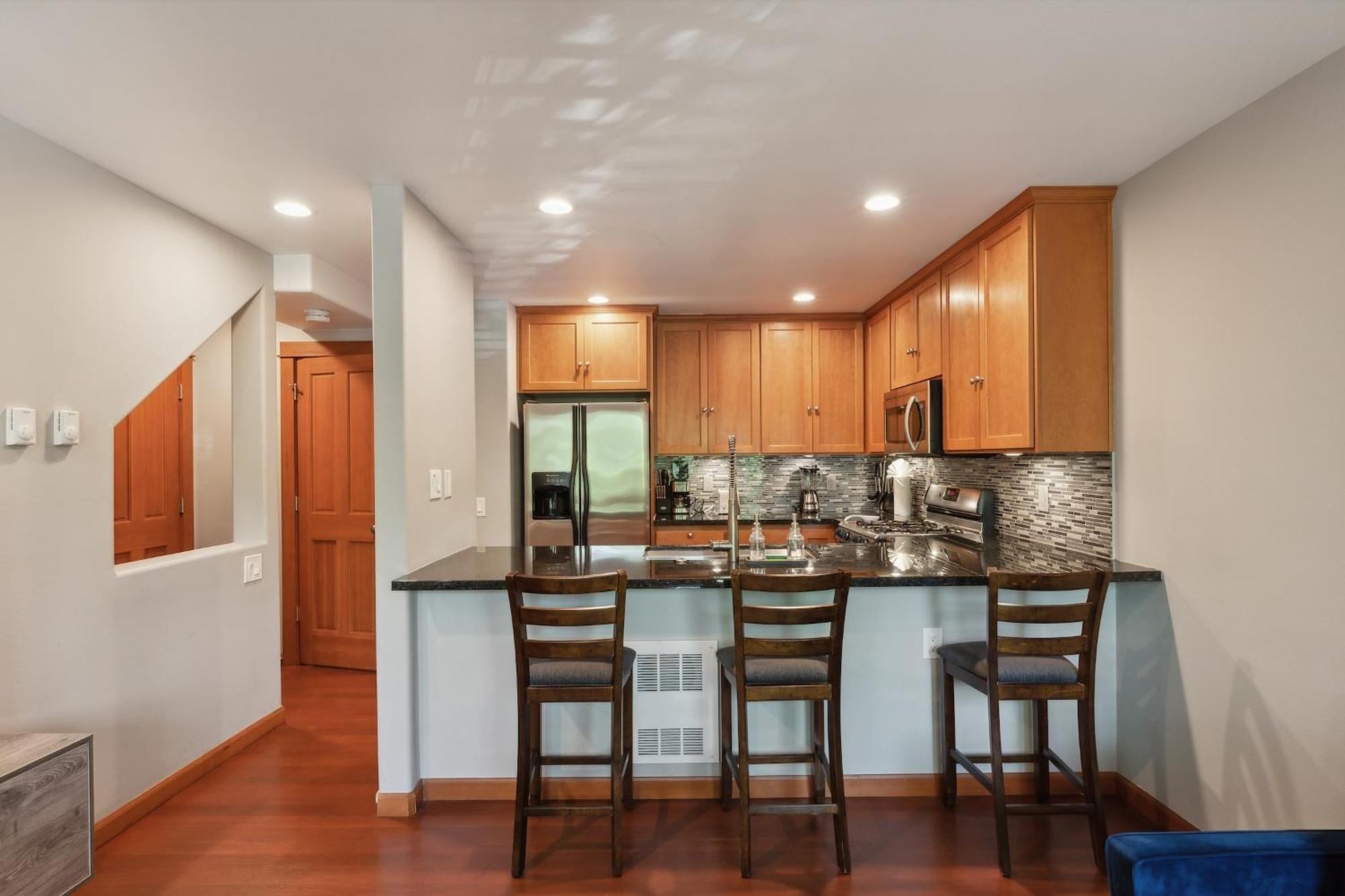 Charming 2br Townhouse Near Apartment Seattle
